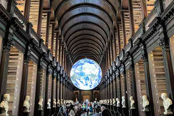 innsiden av Trinity College Library i Dublin.