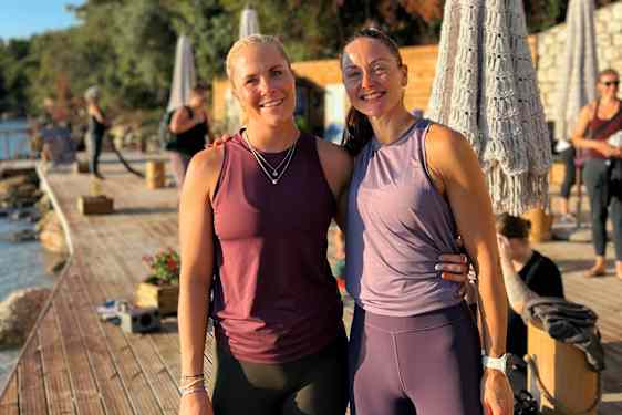 Yogainstruktørene Eva Katrine og Frøydis.