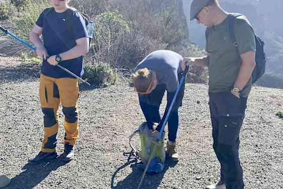 Tre personer på en vandringsled