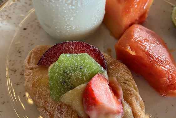 Frukt og bakverk på tallerken