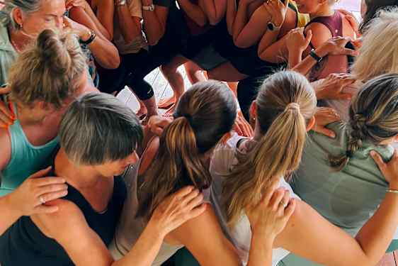 Yogagruppen gir hverandre en gruppeklem