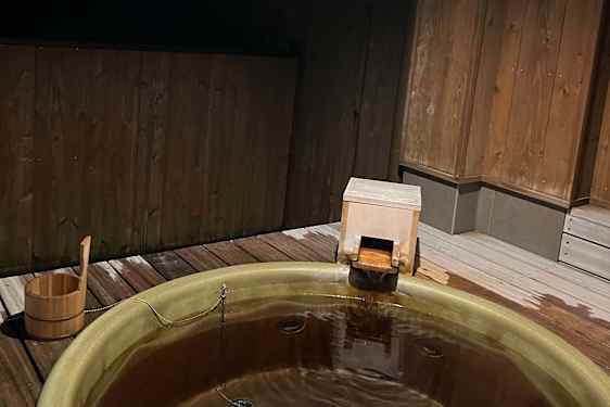 Onsen-badestamp med vann fra varme kilder