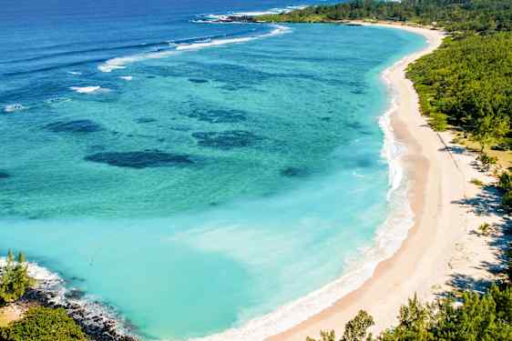 Utsikt over en lang vaker strand på Mauritius