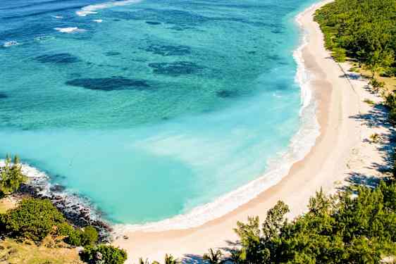 Utsikt over en lang vaker strand på Mauritius
