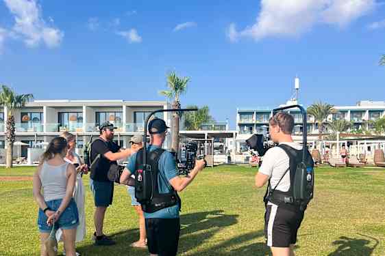 2-roms Club Suite med balkong og utsikt over bassengområdet og det vakre middelhavet