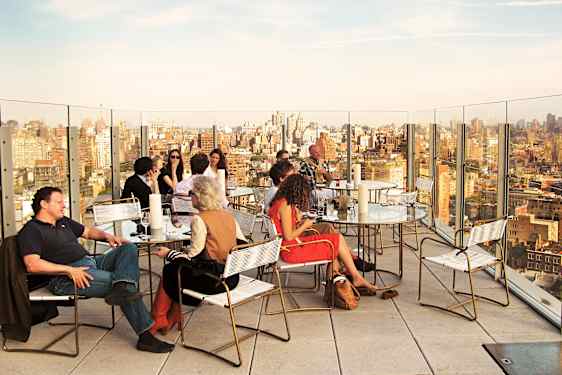 Mange mennesker på en takterrasse