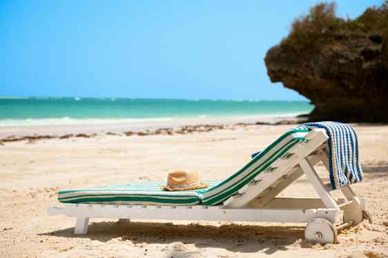Solstol på strand i Kenya