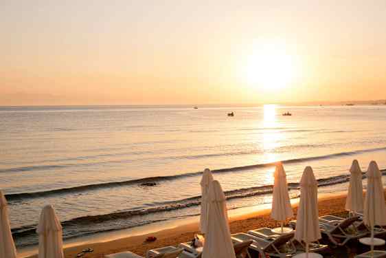 Solnedgang langs stranden