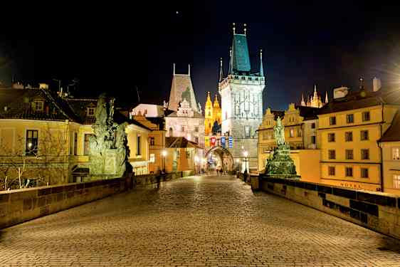 Vakre bygninger ved julemarked i Praha