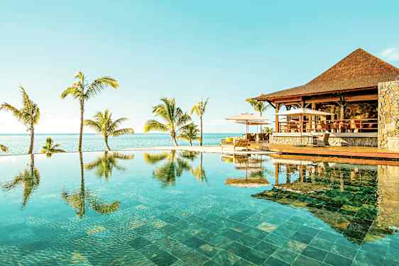 Bassengområde på LUX Le Morne