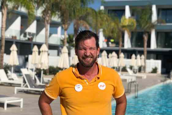 Ted Grönberg ved bassenget på O.B.C Kypros