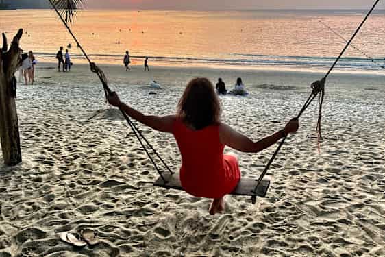 Dame husker på Kamala Beach, en strand i Thailand