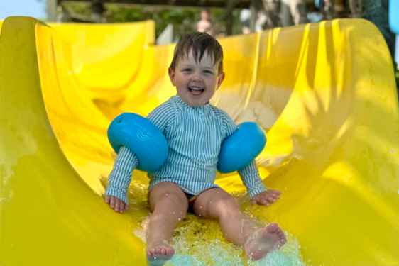 Barn som kjører vannsklie