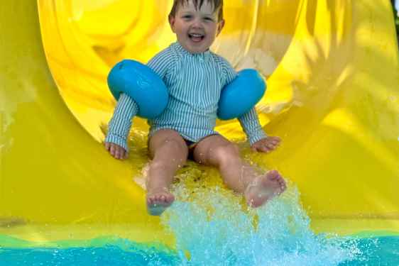 Barn som kjører vannsklie