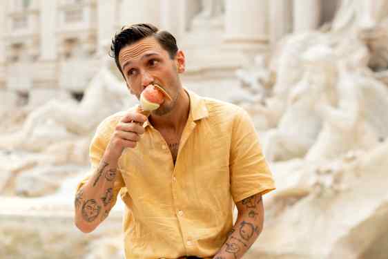 Mann spiser is i Roma