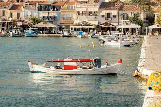 Båt og havn på Samos