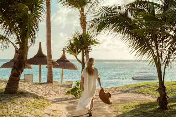 Kvinne på stranden, på Mauritius