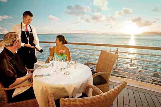 Par spiser middag på cruiseskip