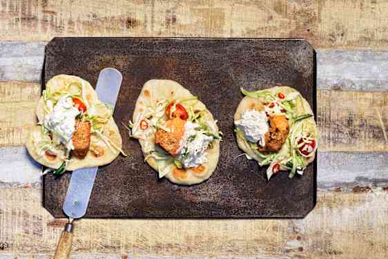 Oppskrift på tandoorilaks i pita med Som Tam-salat | Ving