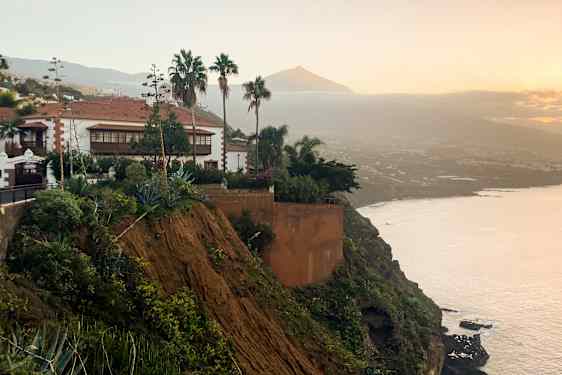 Puerto De La Cruz med Teide i baggrunden