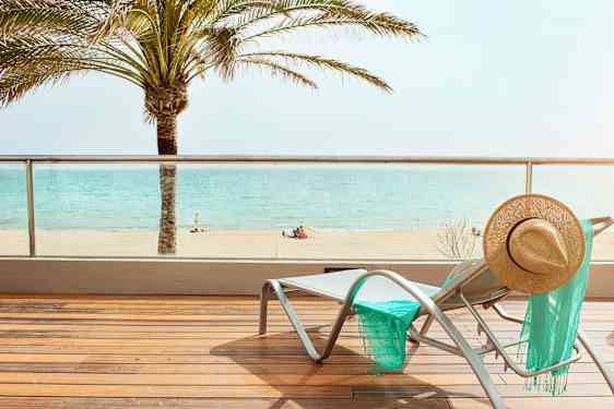 Solstol med utsikt mot havet