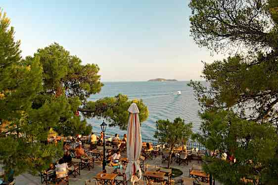 Koselig uterestaurant på Skiathos