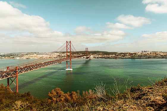 Den karrakteristiske broen i Lisboa