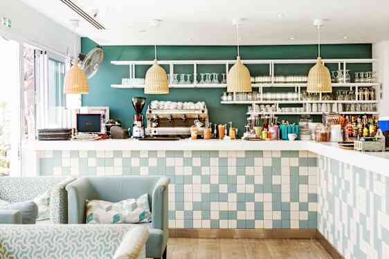 I Larnaca finner du eksklusive butikker, restauranter og kaffebarer