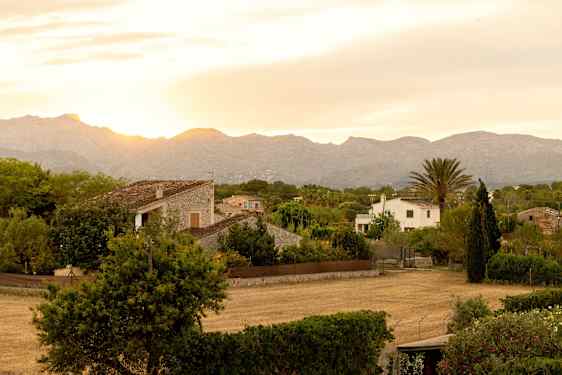 Landskap med landeiendom og fjellutsikt på Mallorca