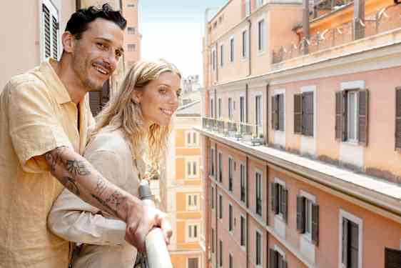 Par på balkong i Roma