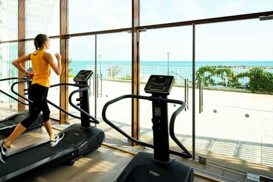 Tjej tränar på gym