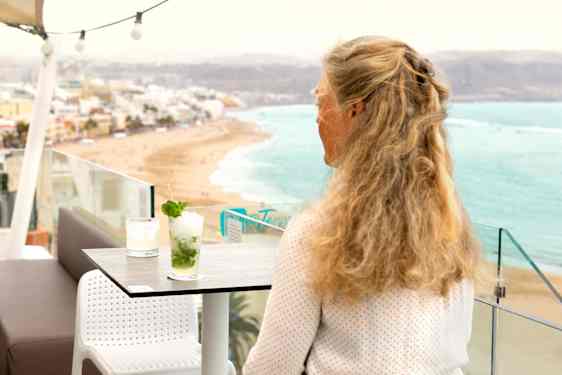 Kvinna på uterservering i Las Palmas