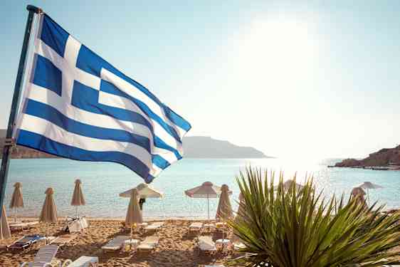 Strand och grekisk flagga