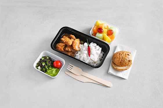 Kylling med karri og ris, grønn salat, bolle og frukt.