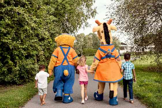 Lollo & Bernie går hånd i hånd med 3 barn