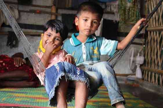 To små barn som sitter i en hengekøye