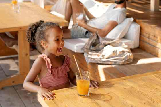 Jente drikker juice