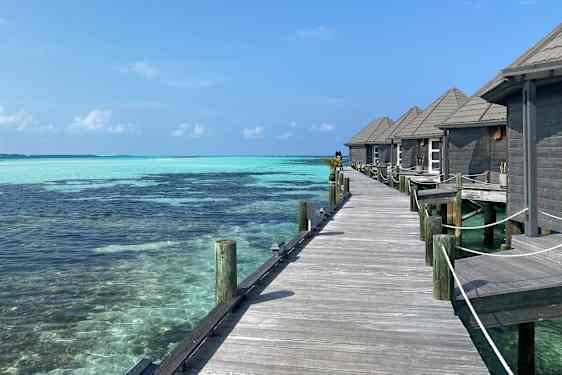 Water villas i tre over det turkisblå havet