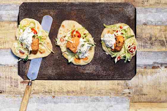 Tandoorilaks i pita med Som Tam-salat | Ving