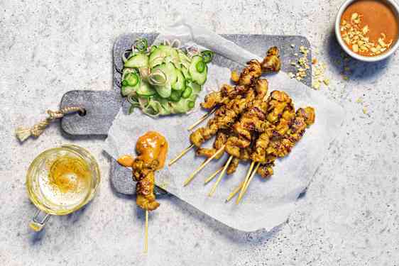 Oppskrift på grillet satay med peanøttsaus og sylteagurk