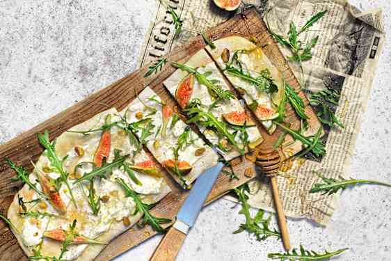 Oppskrift på yoghurtflatbrød med fiken og ruccula