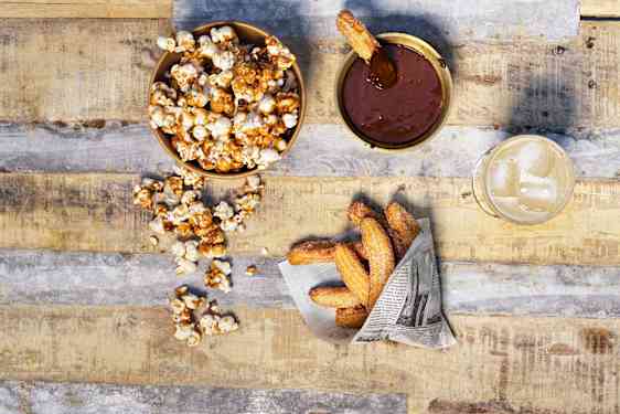 Churros med 2 dippsauser + bacon- og karamellpopcorn