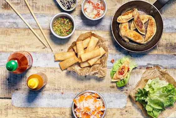 Oppskrift på dumplings & vårruller i salatblad med dipp og sylteagurk | Ving