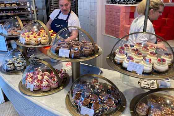 Det er vanskelig å velge blant så mange fargerike donuts
