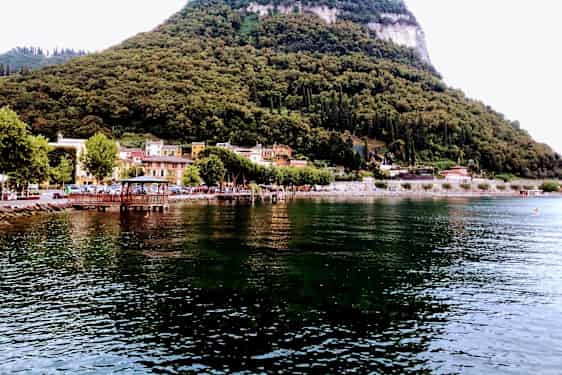 Garda by sett fra sjøsiden