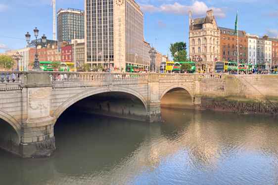 Bro og bygninger i Dublin sentrum.