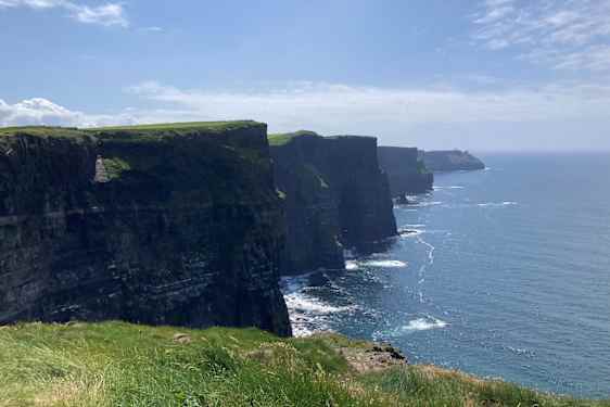 Cliffs of Moher – grønne klipper ved et blått hav.