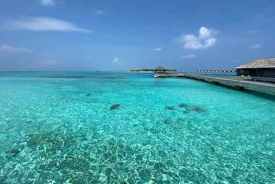 Turkosblått hav och watervillar på Jawakara Island