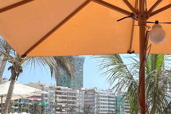 Den livlige stranden Las Canteras