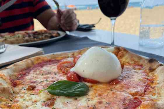 Restauranten Maccaroni tilbyr god mat og en fantastisk utsikt.